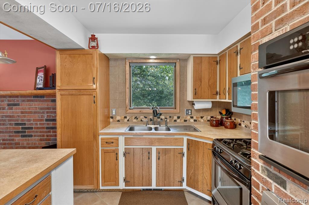 11210 Linden Road Linden, MI 48451 - Photo 10 of 61