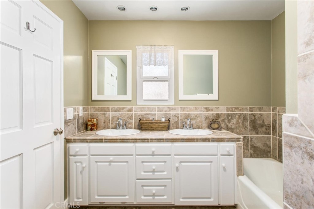 35893 Cornell Drive Yucaipa, CA 92399 - Photo 26 of 39 a bathroom with a sink and a bathtub