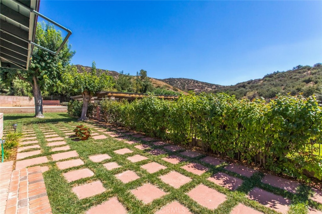 35893 Cornell Drive Yucaipa, CA 92399 - Photo 33 of 39 a view of a yard with an umbrella