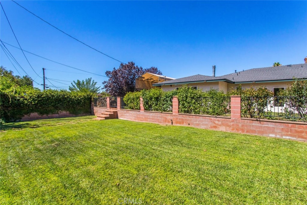 35893 Cornell Drive Yucaipa, CA 92399 - Photo 37 of 39 a view of a garden with a building in the background