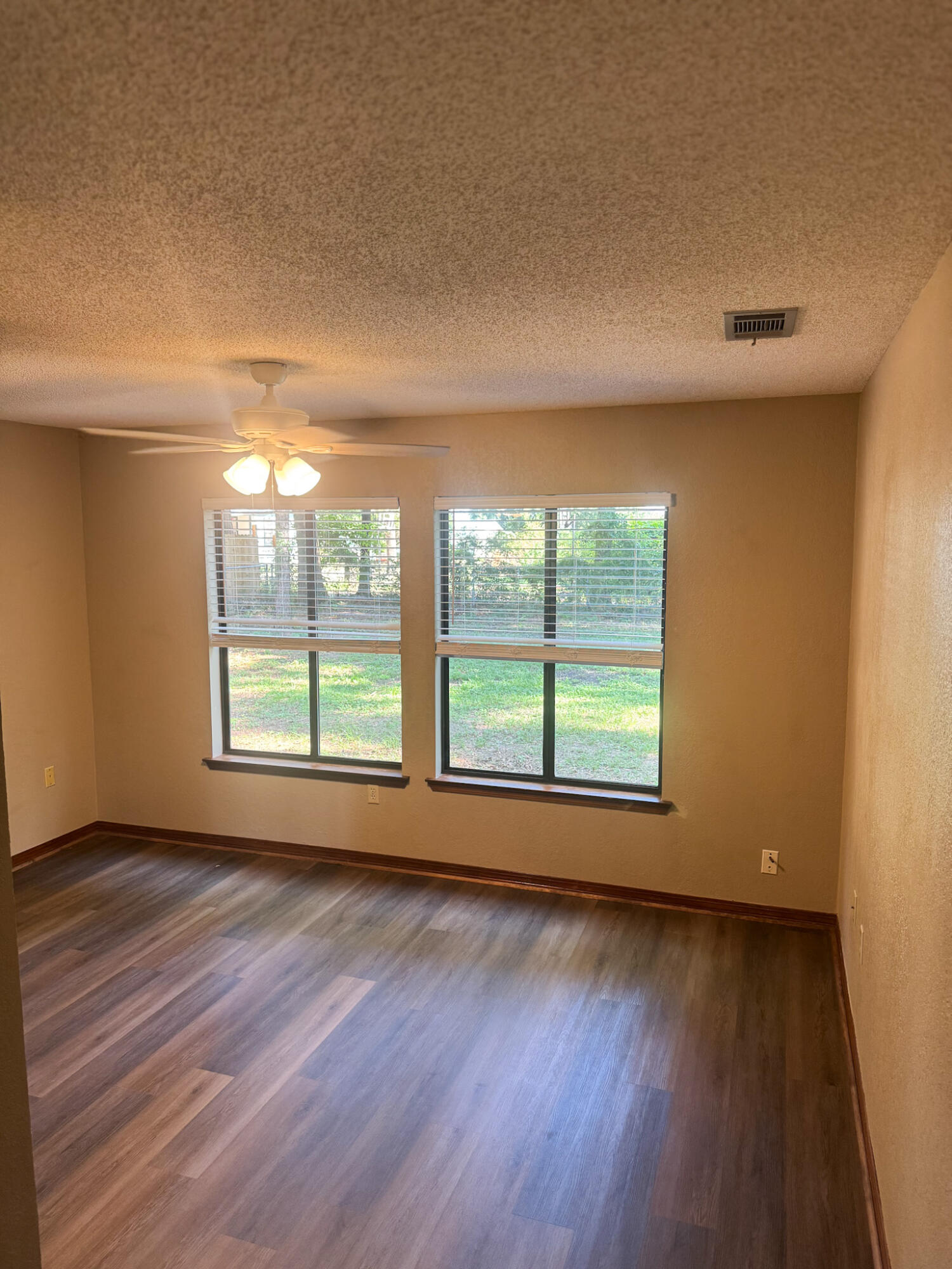 102 Springwood Circle Crestview, FL 32536 - Photo 12 of 21 Masterbedroom