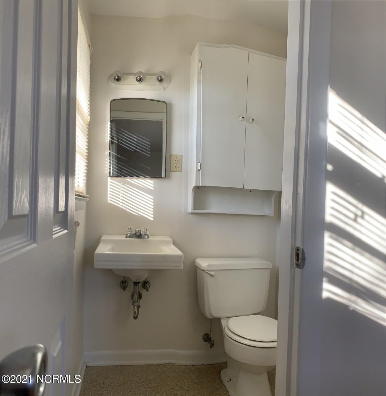 110 Mercer Road Jacksonville, NC 28546 - Photo 8 of 10 Bathroom