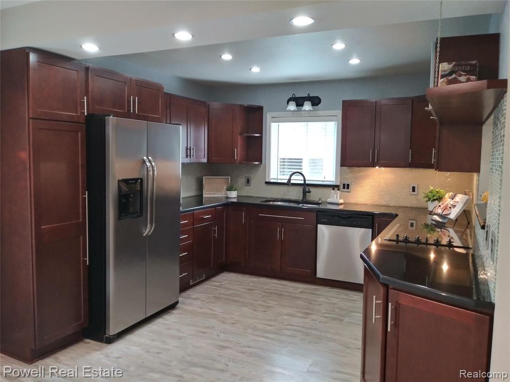 3054 Hessel Avenue Rochester, MI 48307 - Photo 8 of 32