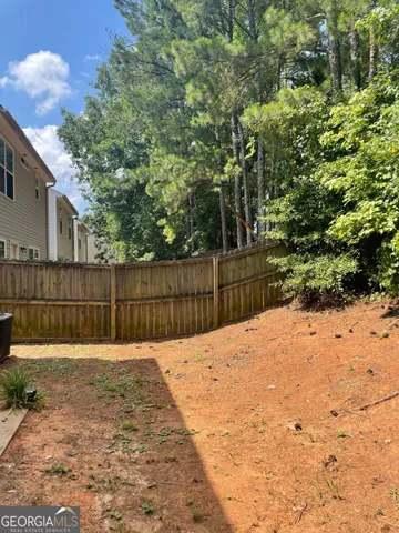 a view of a backyard