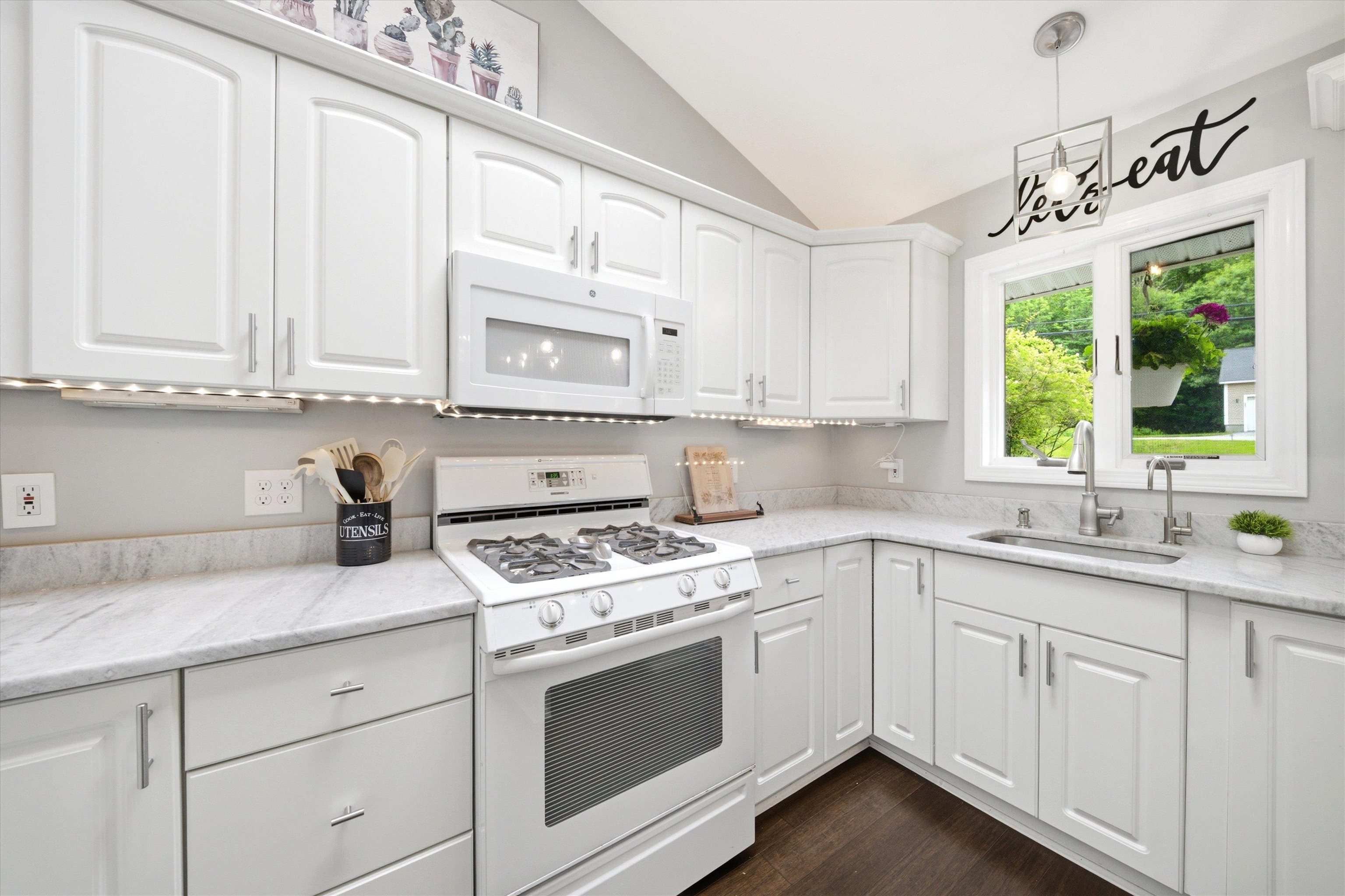 107 Hackett Hill Road Hooksett, NH 03106 - Photo 8 of 39