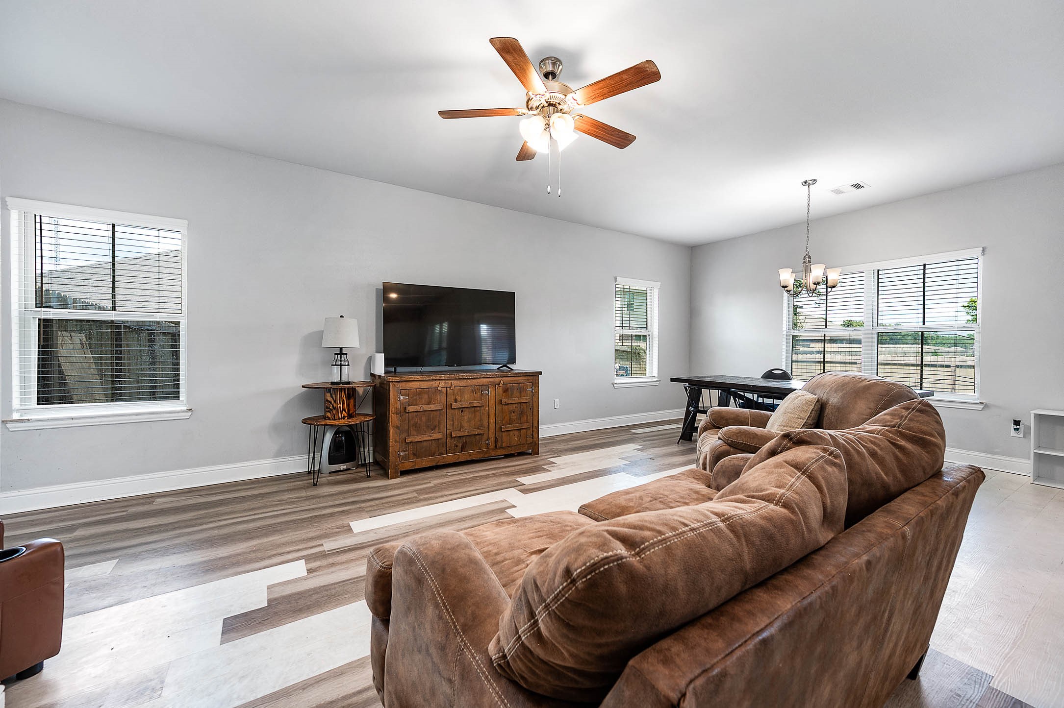 305 Bryan Way Angleton, TX 77515 - Photo 12 of 31 Living Room