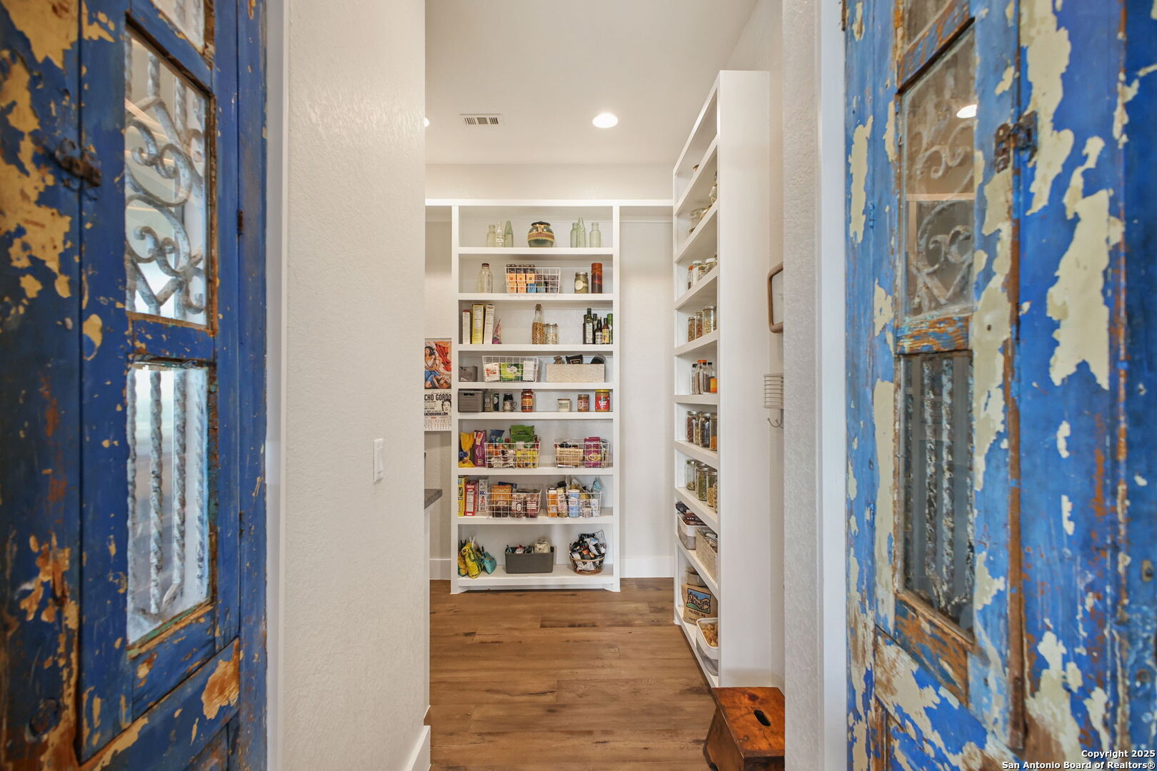 1023 Comanche Ridge New Braunfels, TX 78132 - Photo 25 of 109 a view of a hallway with wooden floor and windows