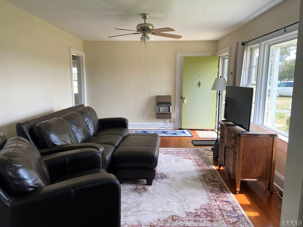 852 Pine Tops Road Murfreesboro, NC 27855 - Photo 8 of 30 Living Room