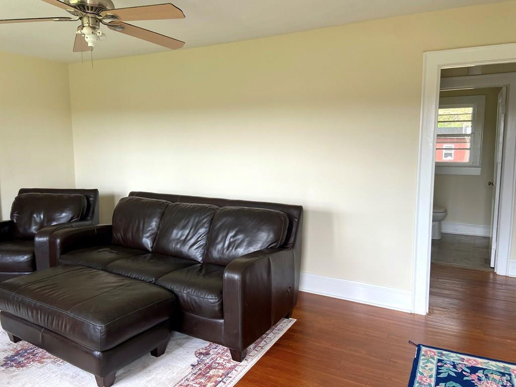 852 Pine Tops Road Murfreesboro, NC 27855 - Photo 9 of 30 Living Room