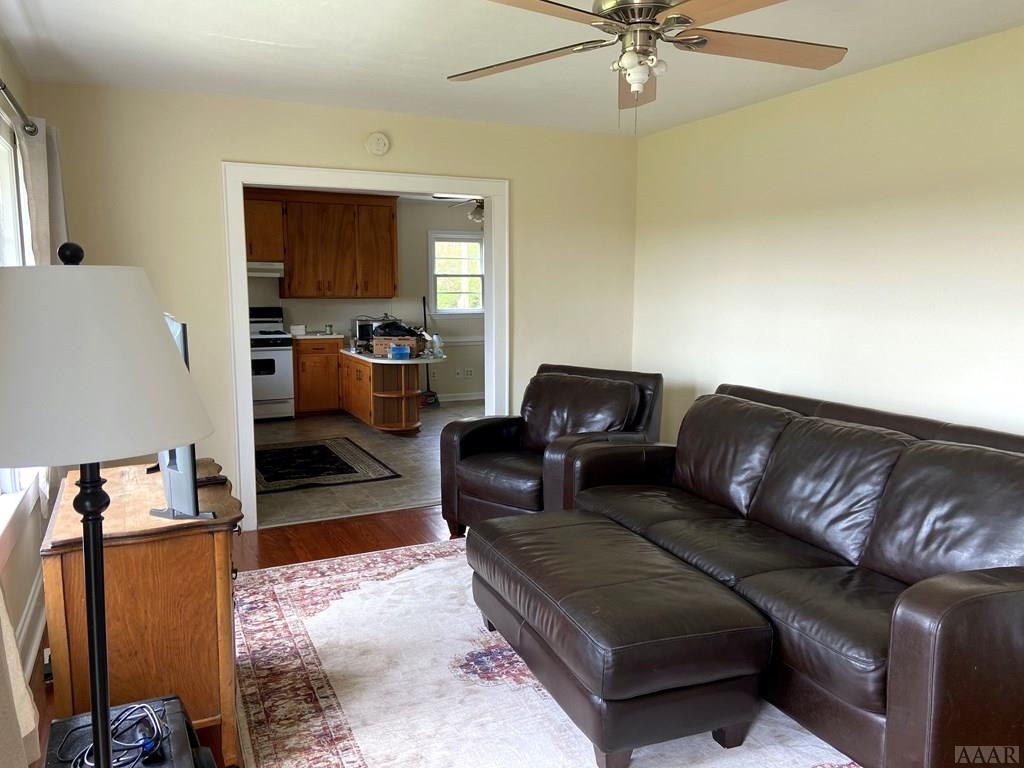 852 Pine Tops Road Murfreesboro, NC 27855 - Photo 10 of 30 Living Room