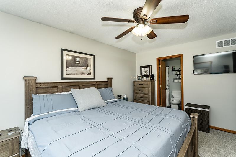 3864 Chesapeake Lane Northwest Rochester, MN 55901 - Photo 2 of 24