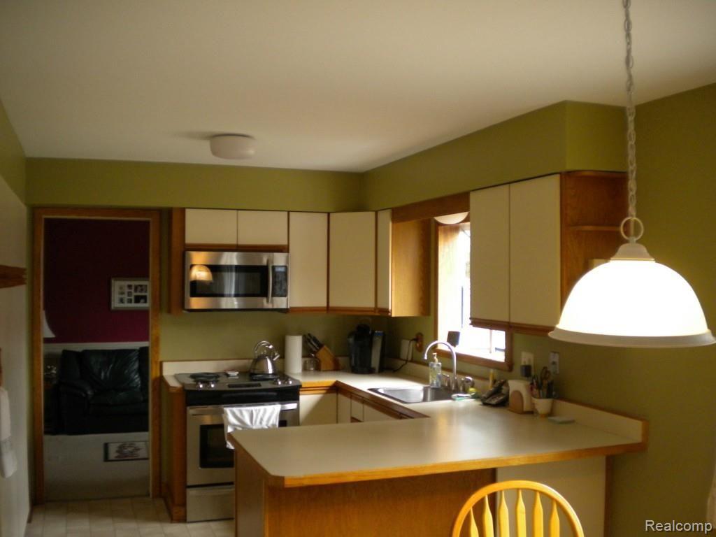 15602 Riverside Street Livonia, MI 48154 - Photo 8 of 24