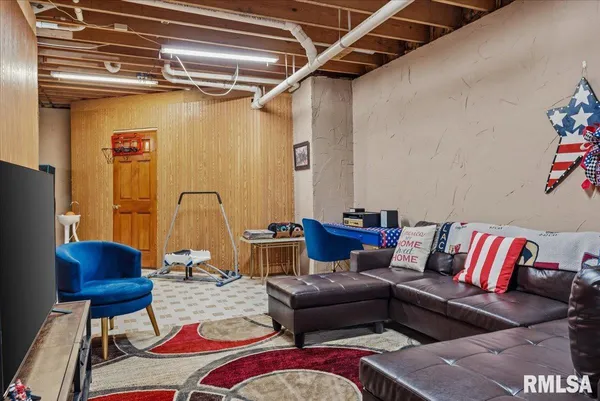 $535,000 | 333 West Glenarm Road, Glenarm, IL 62536