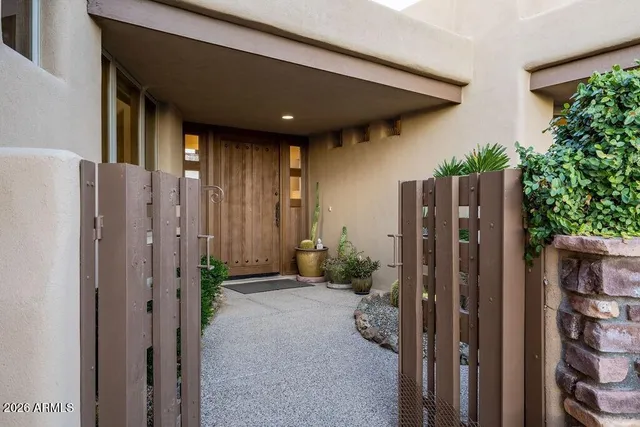 a view of entryway with a backyard