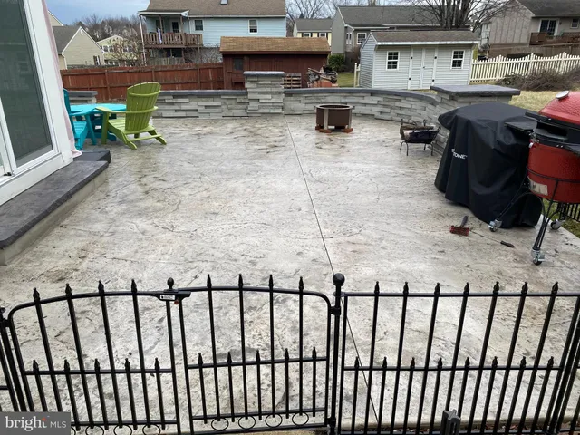 a view of a yard with a fountain