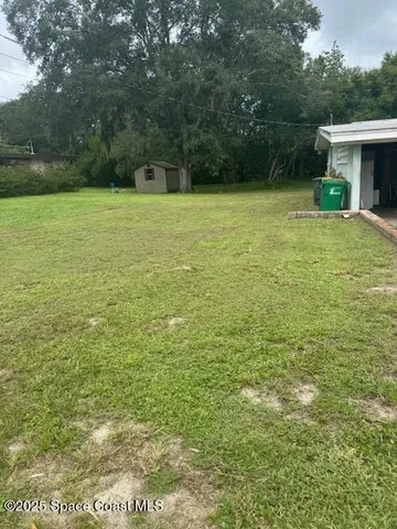a view of a yard with a house