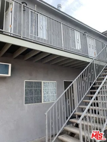 a view of entryway with a kitchen