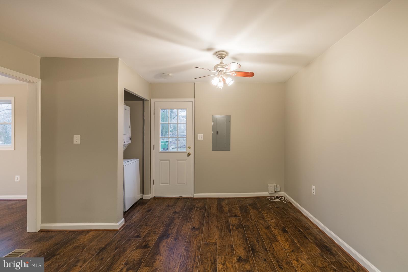 4134 Granby Road Woodbridge, VA 22193 - Photo 7 of 25 Washer/Dryer/Backdoor/Eat-in kitchen