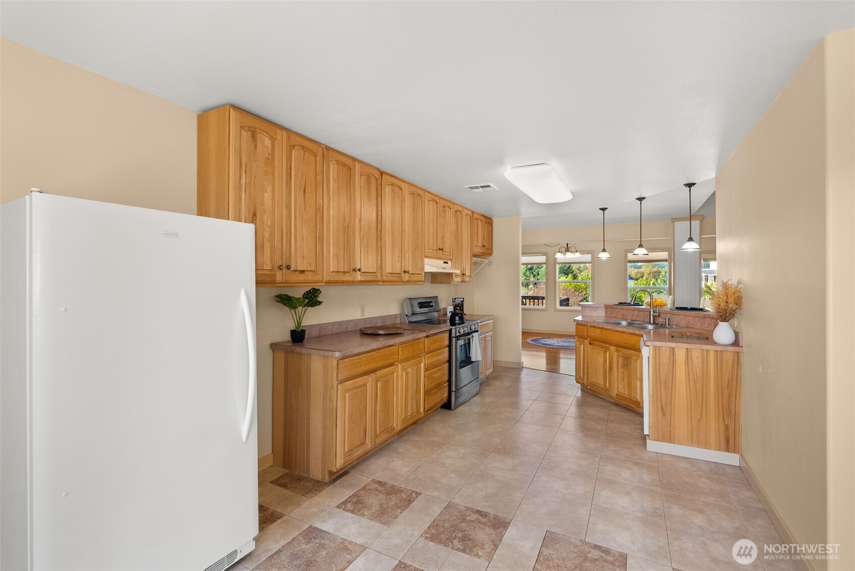 395 Ceres Hill Road Chehalis, WA 98532 - Photo 14 of 40 a kitchen with stainless steel appliances granite countertop a refrigerator a oven a sink with island and chairs