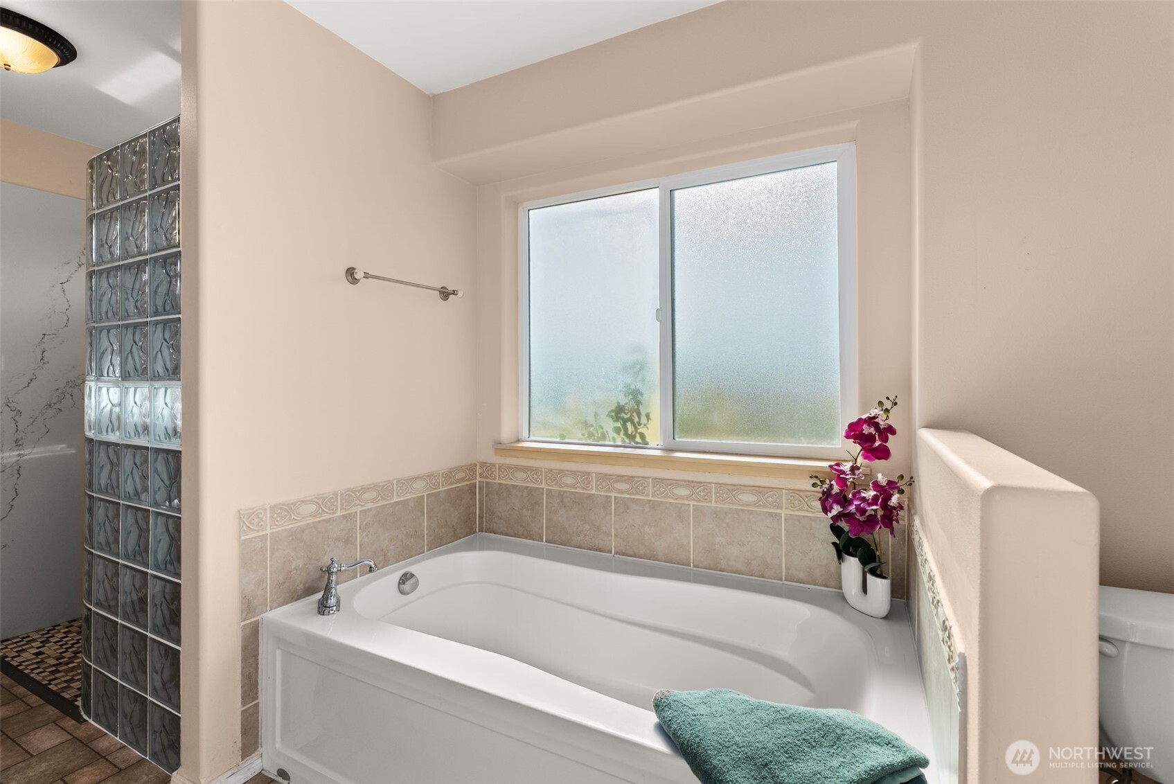 395 Ceres Hill Road Chehalis, WA 98532 - Photo 20 of 40 a bathroom with a bathtub and shower