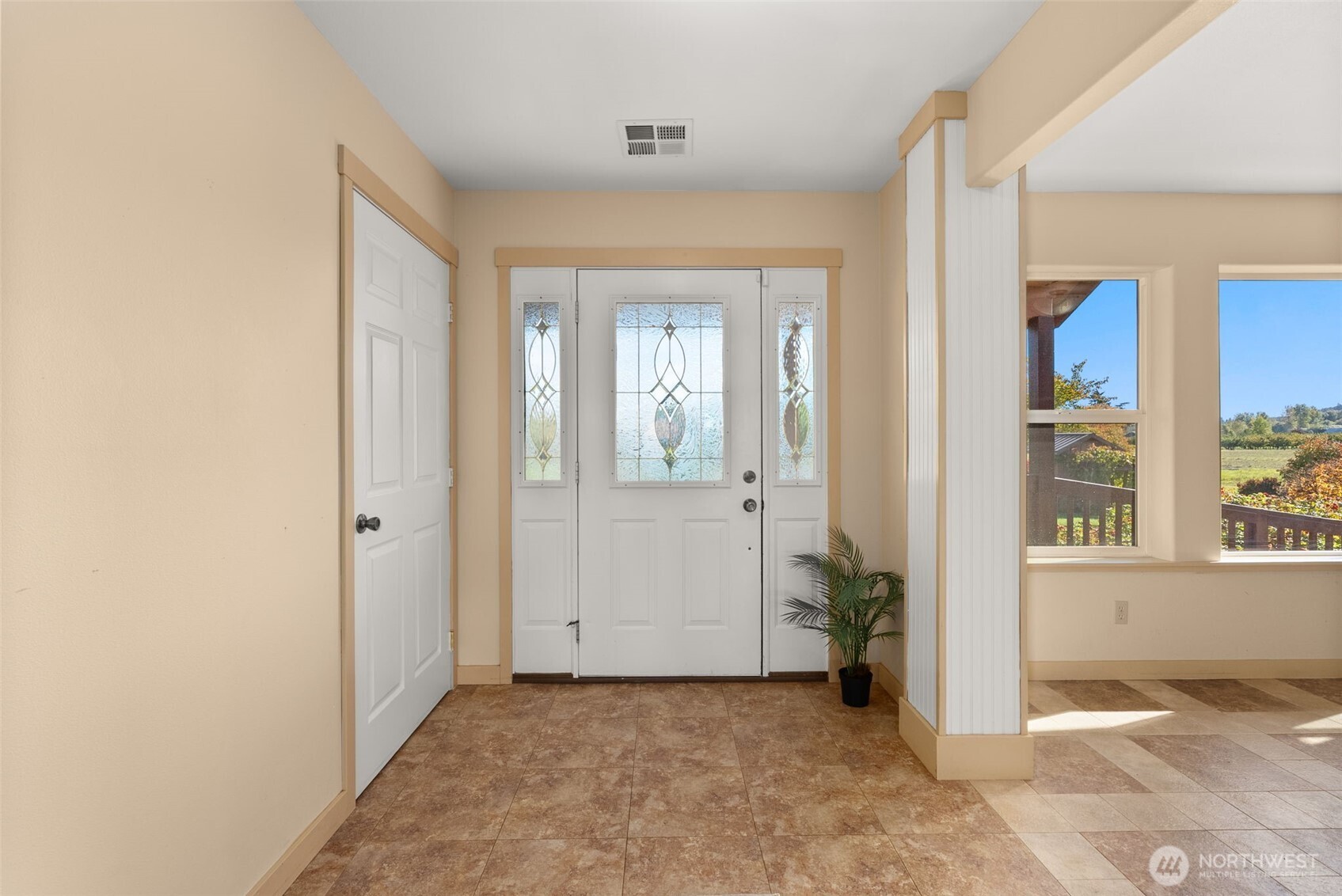 395 Ceres Hill Road Chehalis, WA 98532 - Photo 7 of 40 an empty room with windows and closet