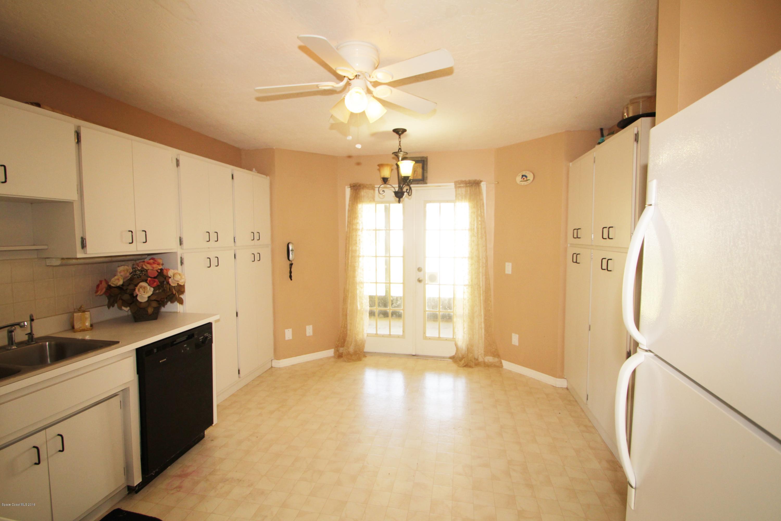 1011 Tide Road Southeast Palm Bay, FL 32909 - Photo 6 of 26 Kitchen