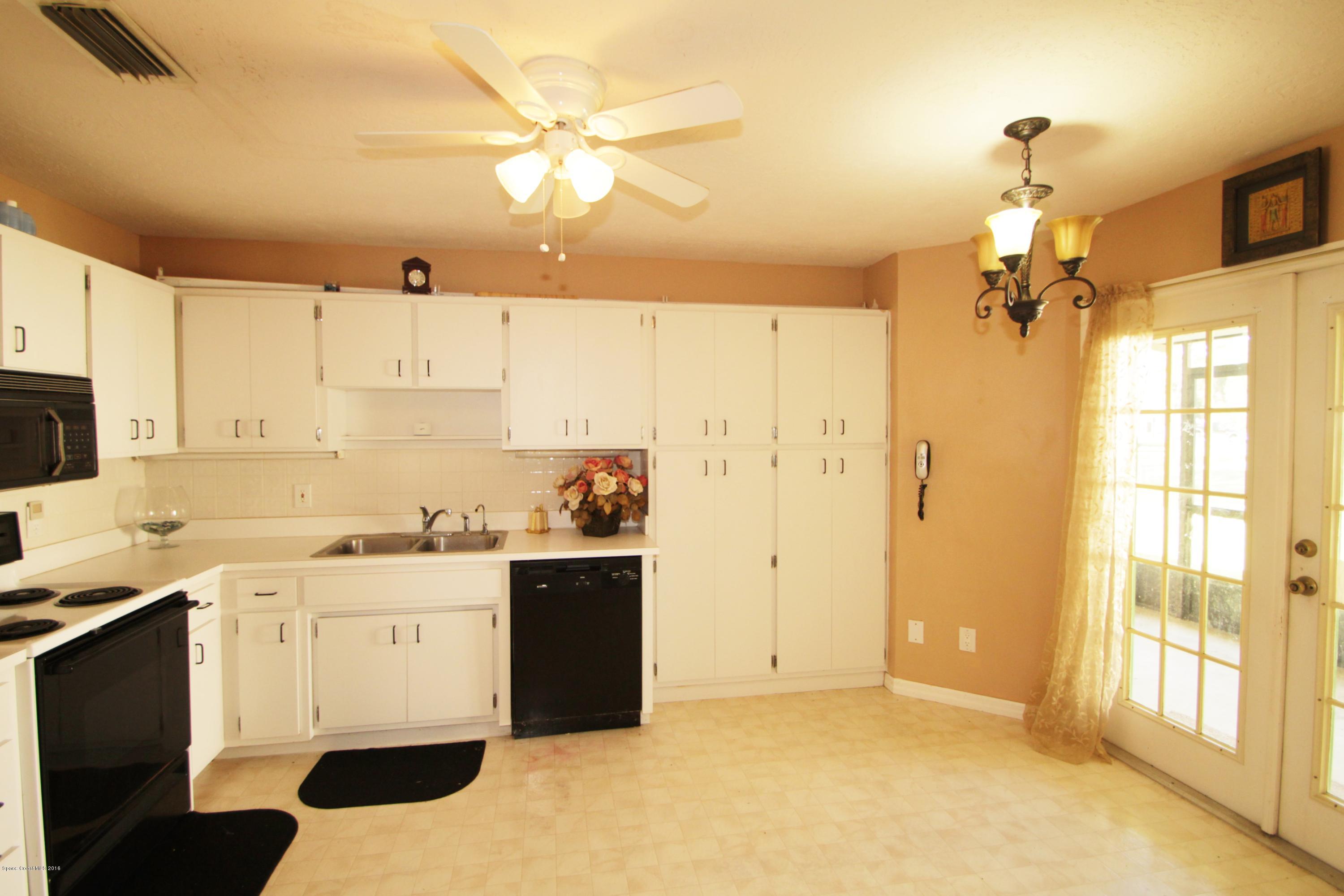 1011 Tide Road Southeast Palm Bay, FL 32909 - Photo 7 of 26 Kitchen