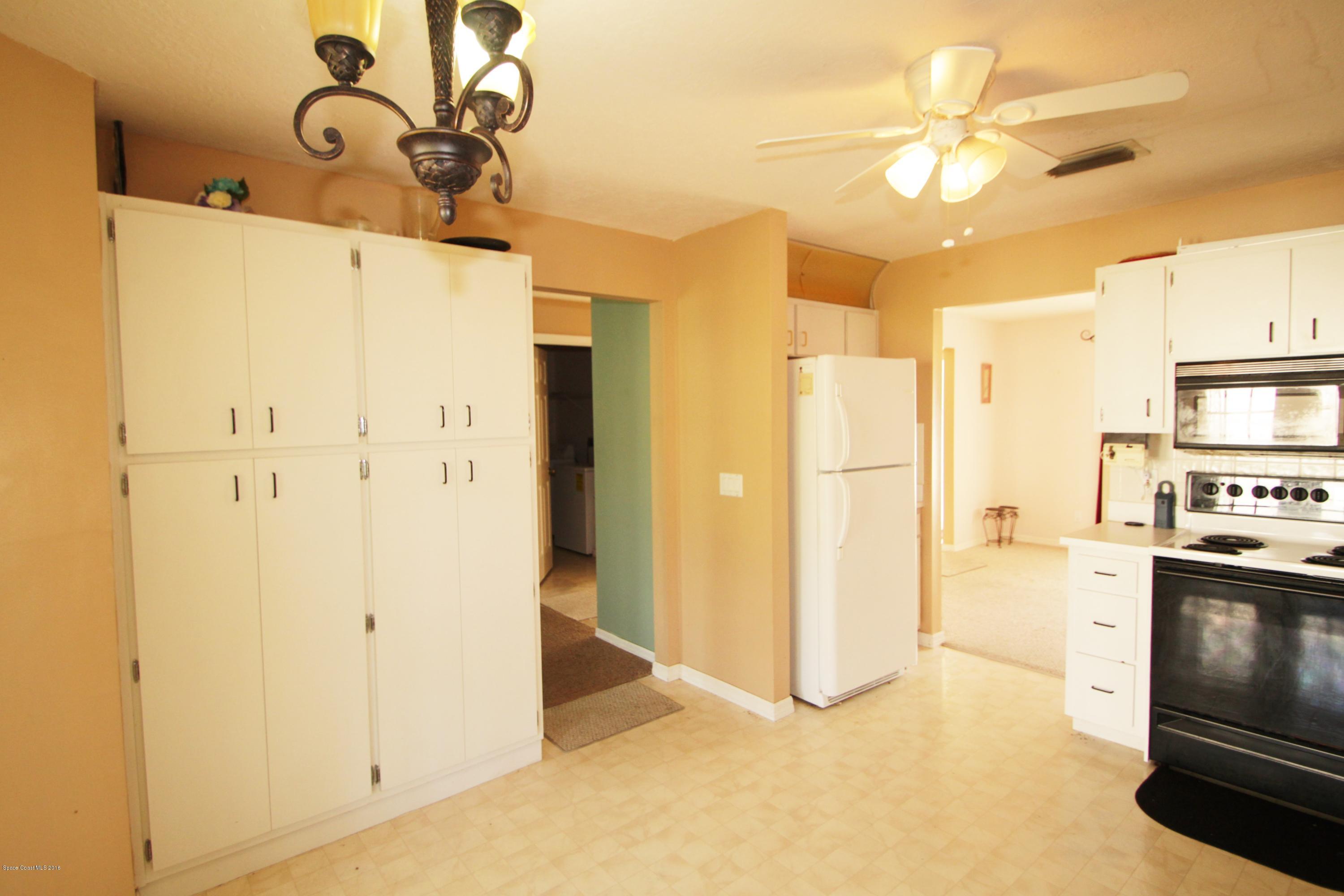 1011 Tide Road Southeast Palm Bay, FL 32909 - Photo 9 of 26 Kitchen
