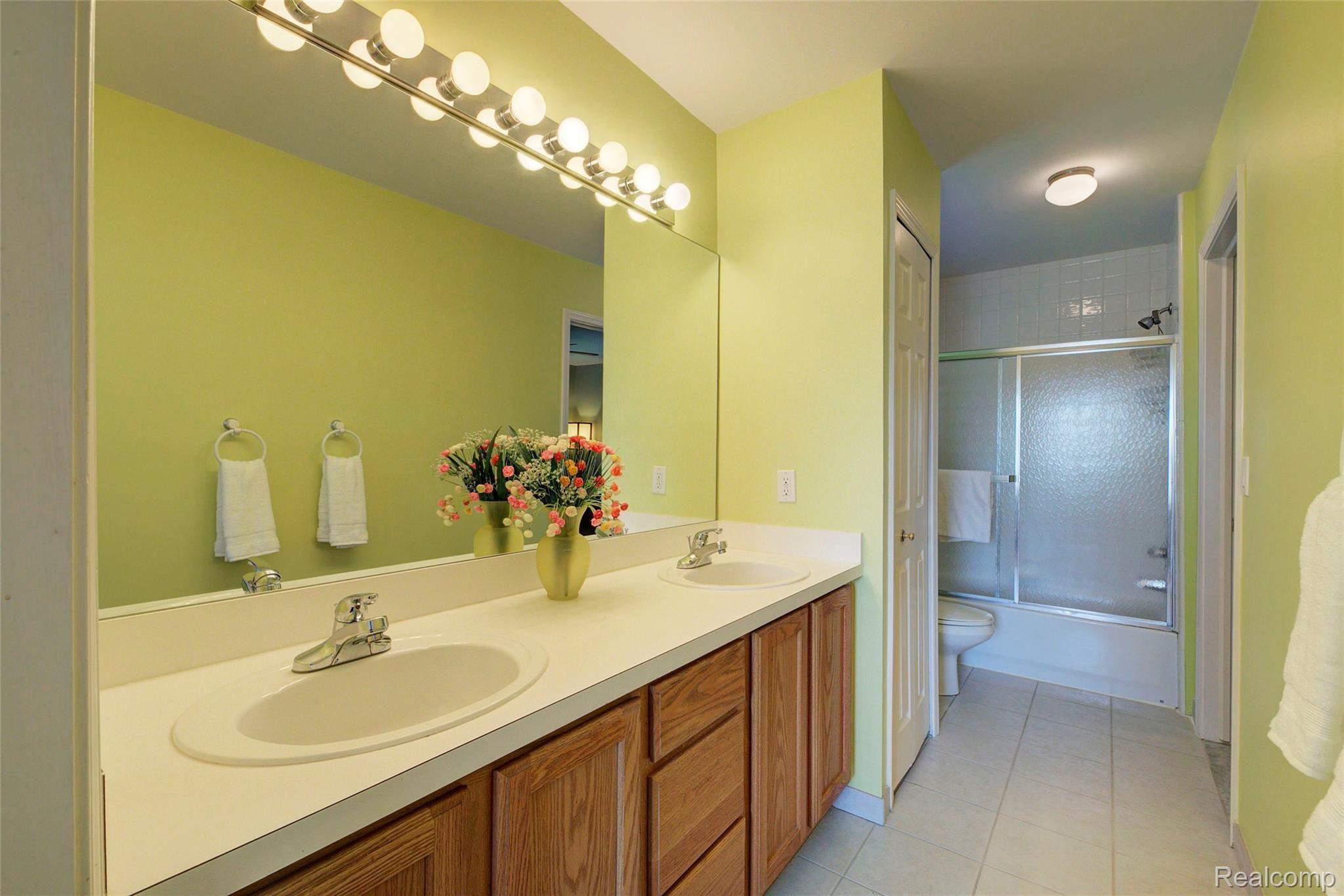 6724 Kennesaw Road Canton, MI 48187 - Photo 61 of 77 59 Jack-N-Jill Bathroom.jpg