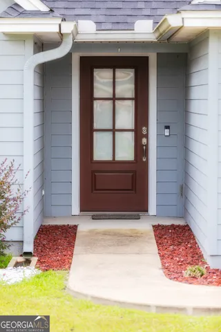 a view of a backyard