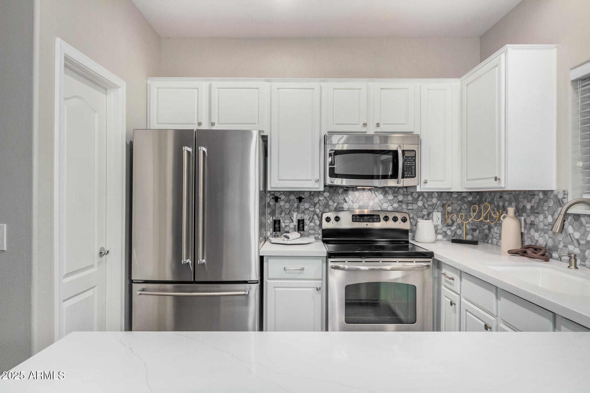 1350 South Greenfield Road, Unit 1046 Mesa, AZ 85206 - Photo 9 of 35 a kitchen with a refrigerator stove and microwave