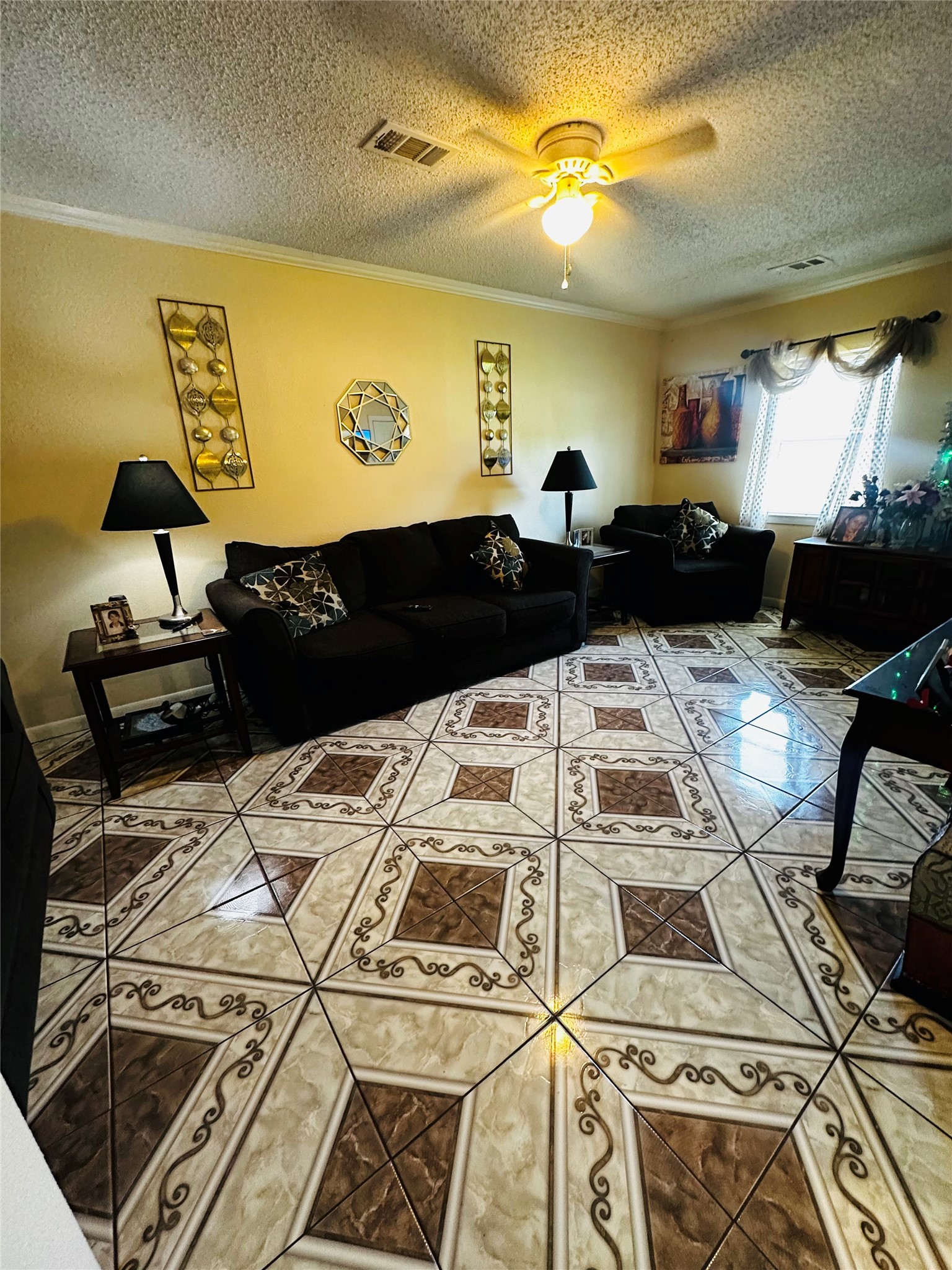 1146 Mitchell Road Houston, TX 77037 - Photo 11 of 14 Family room