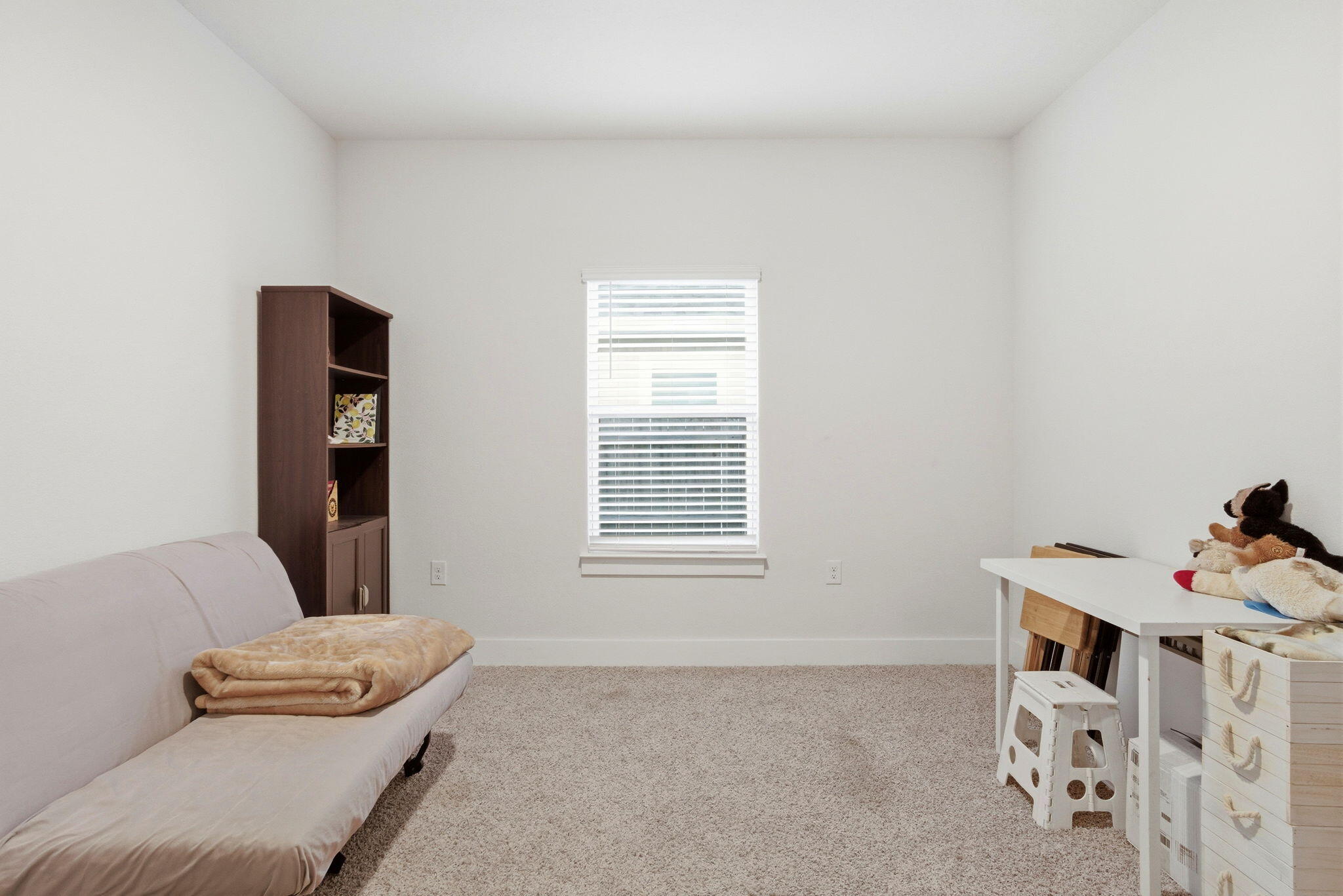 4067 Blaney Lane Pace, FL 32571 - Photo 30 of 40 a room with a bed and a window