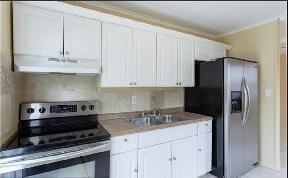 808 West 4th Street Riviera Beach, FL 33404 - Photo 4 of 10 a kitchen with appliances and cabinets