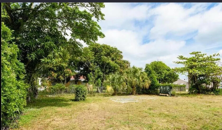808 West 4th Street Riviera Beach, FL 33404 - Photo 10 of 10 a view of swimming pool of a yard