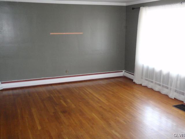 33 Debbie Road Northampton, PA 18067 - Photo 2 of 10 Living room