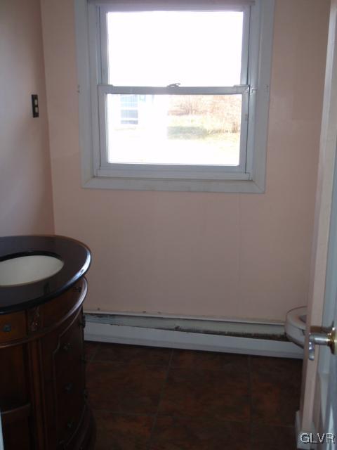 33 Debbie Road Northampton, PA 18067 - Photo 5 of 10 Full Bathroom