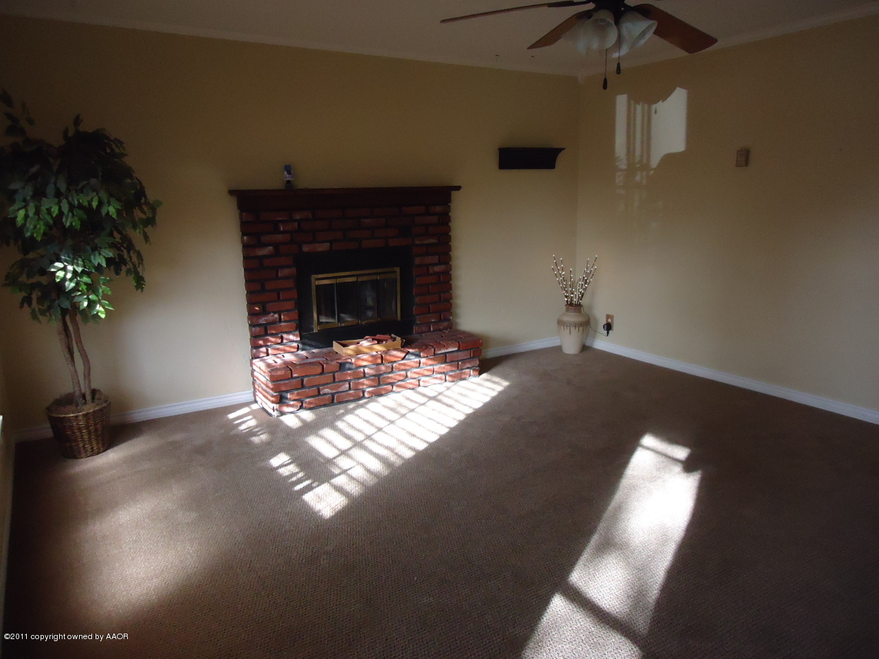 4011 South Lipscomb Street Amarillo, TX 79110 - Photo 2 of 18 Living Room 1