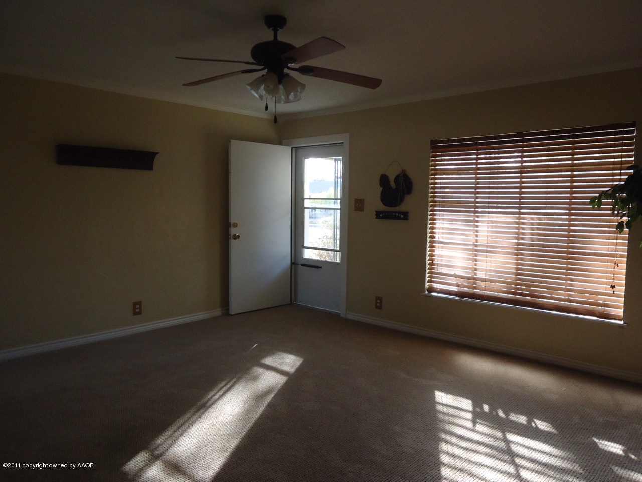 4011 South Lipscomb Street Amarillo, TX 79110 - Photo 4 of 18 Living Room 3