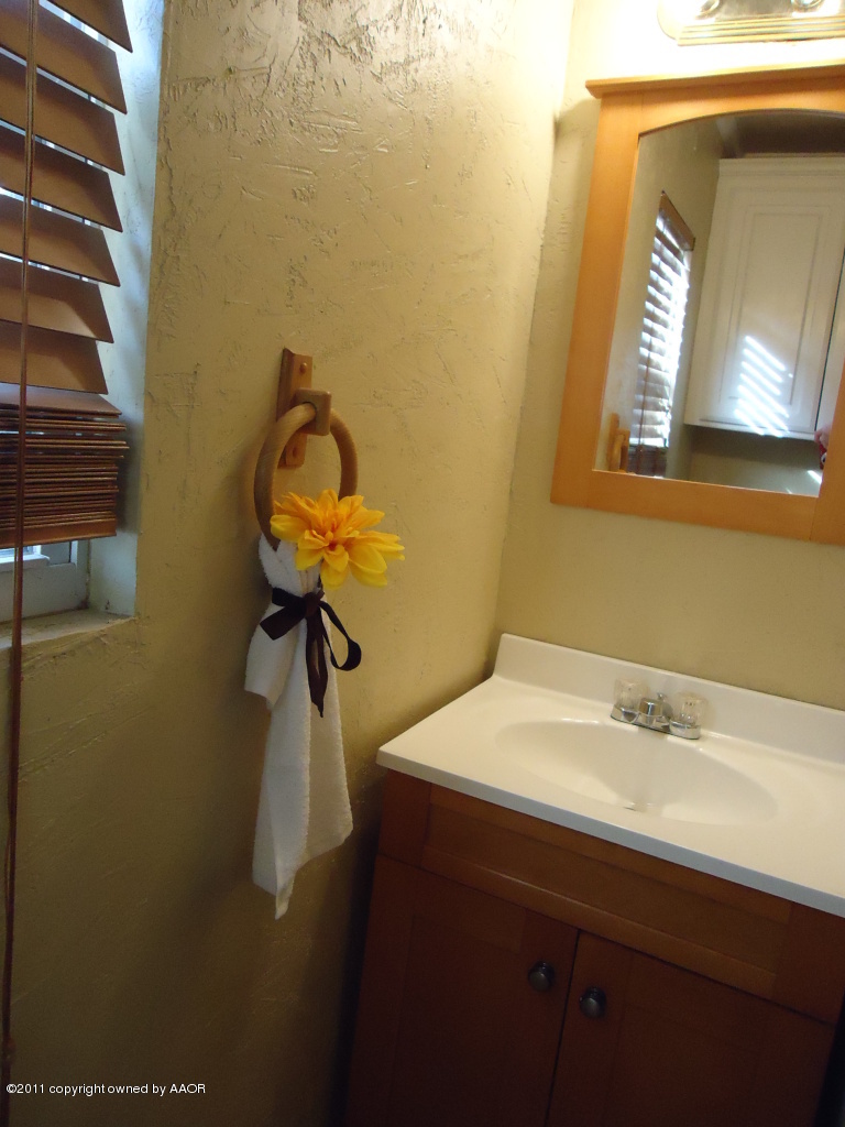 4011 South Lipscomb Street Amarillo, TX 79110 - Photo 8 of 18 Bathroom 2