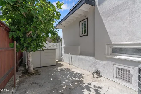 a house view with a outdoor space