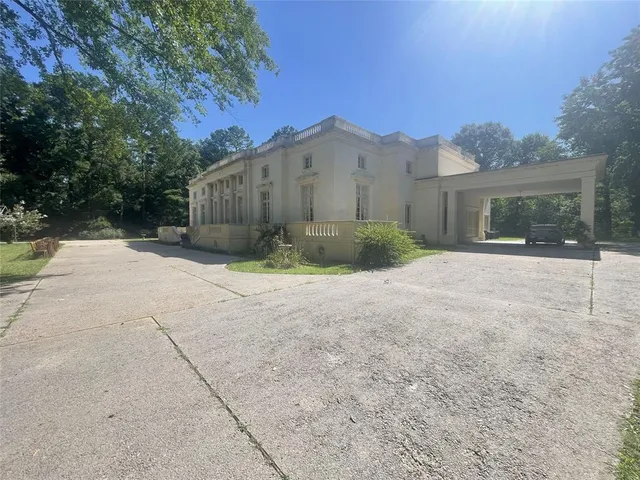 a view of a fountain in the back yard