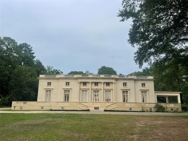 $995,000 | 802 North Louise Street, Atlanta, TX 75551