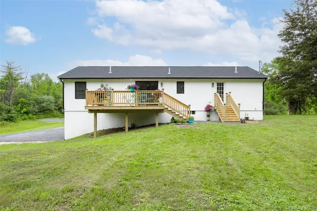 a view of a house with backyard and garden