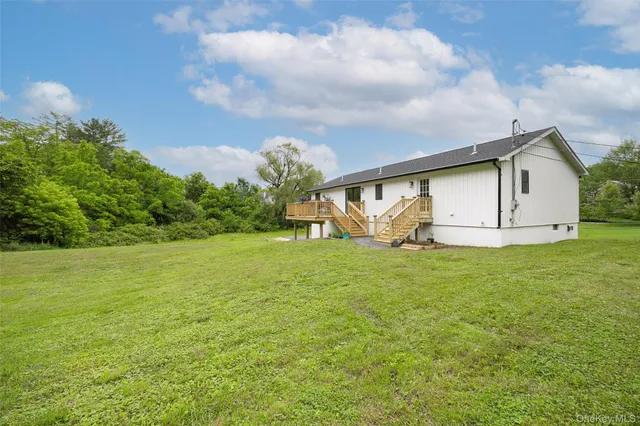 a view of a house with backyard