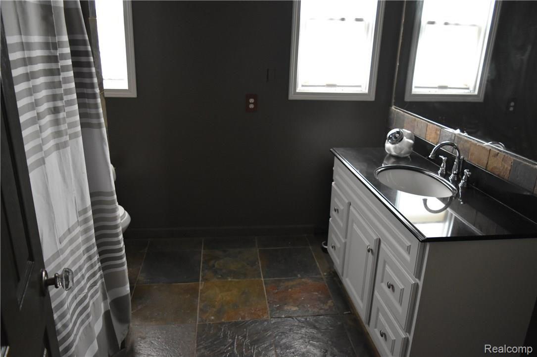 696 Atkinson Street Detroit, MI 48202 - Photo 19 of 21 2nd Floor Full Bath