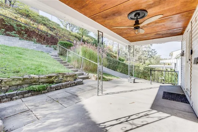 a view of a backyard