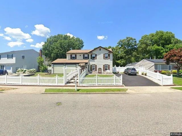 $649,000 | 384 Singingwood Drive, Holbrook, NY 11741