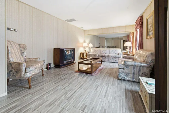 $649,000 | 384 Singingwood Drive, Holbrook, NY 11741