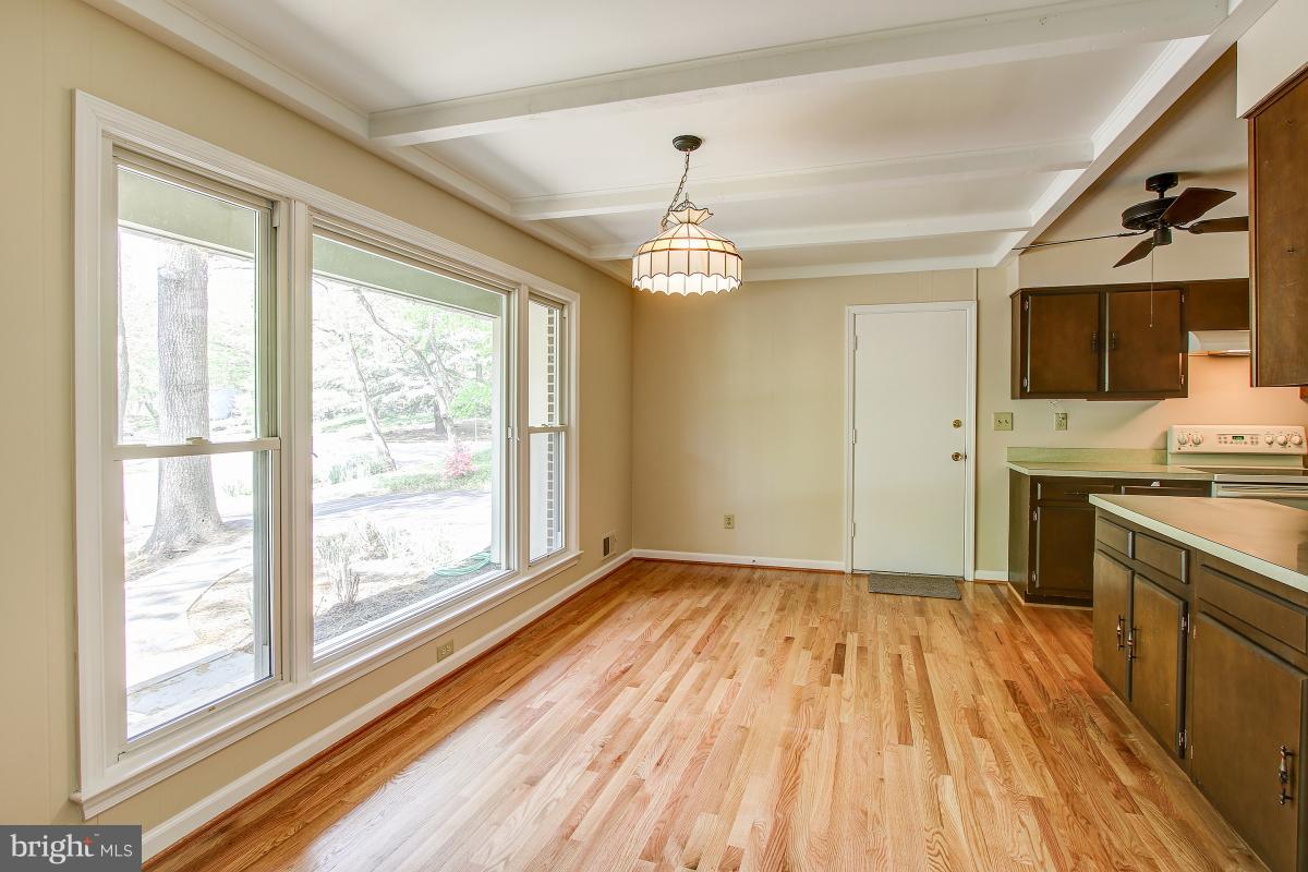 2409 Myrtle Lane Reston, VA 20191 - Photo 3 of 30 Breakfast Area has lots of room!